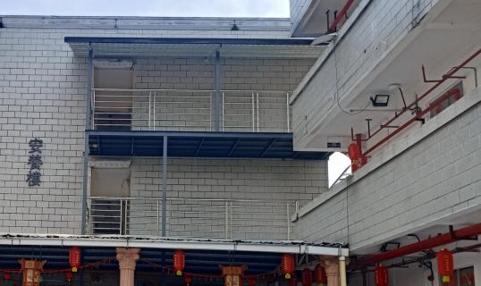 连接两楼之间的廊桥